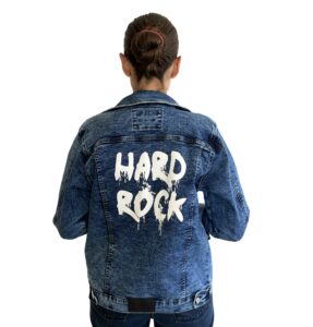 Chamarra de mezclilla con letras blancas estilo Hard Rock