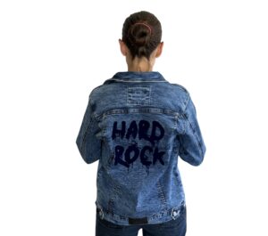 Chamarra de mezclilla con letras negras estilo Hard Rock